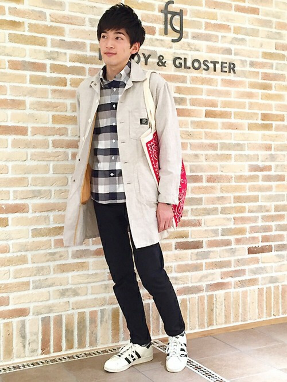 ブルー系のシャツ/ブラウス、ホワイト系のその他アウターを着用したメンズの冬コーディネートの1枚目の写真