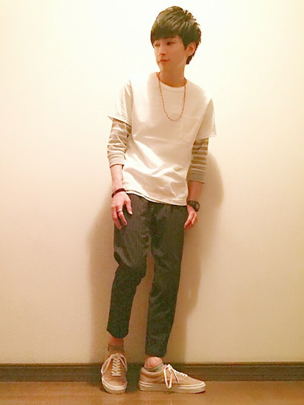 ホワイト系のTシャツ/カットソー、ホワイト系のTシャツ/カットソーを着用したメンズの春コーディネートの1枚目の写真