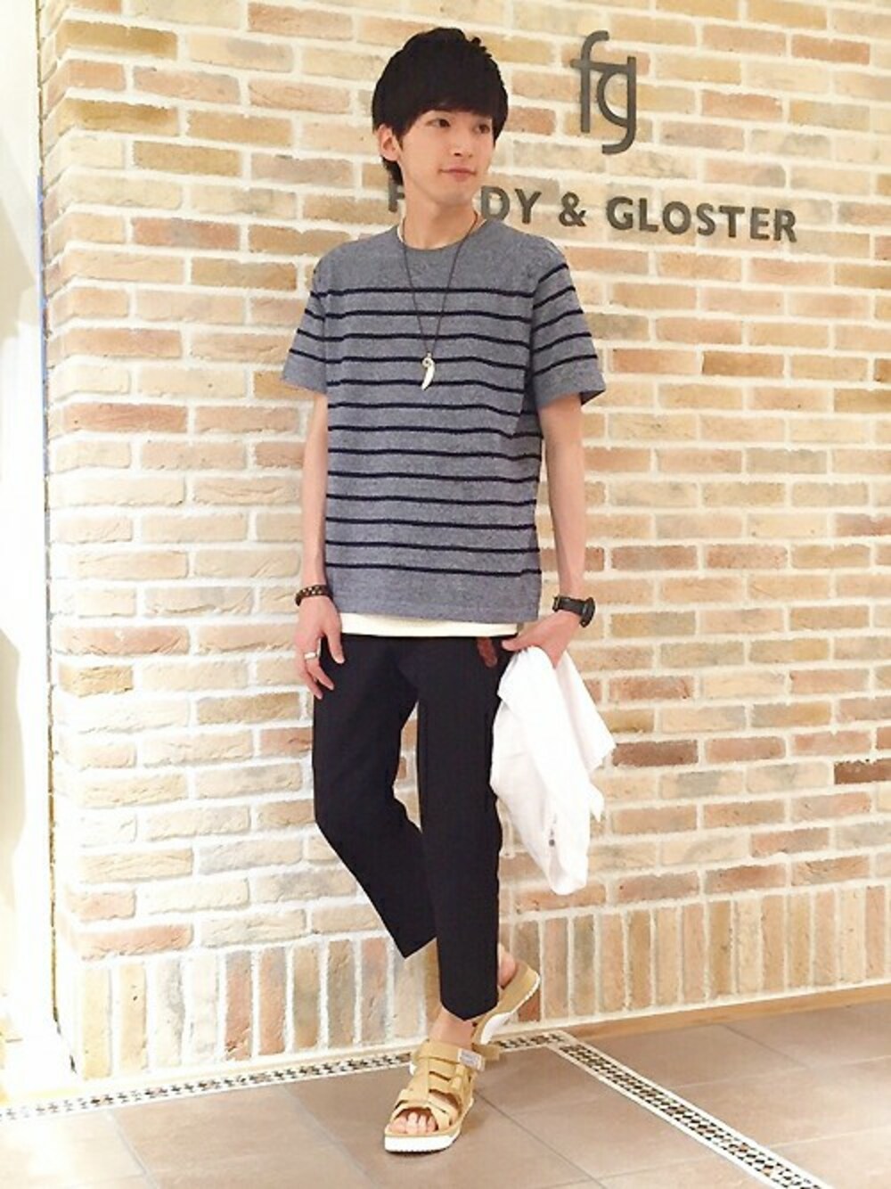 ブルー系のニット/セーターを着用したメンズの春コーディネートの1枚目の写真