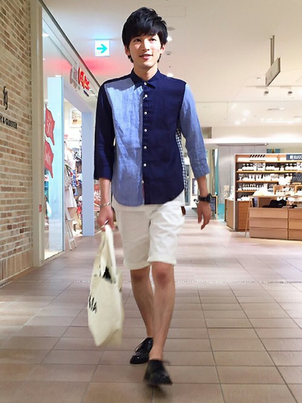 ブルー系のシャツ/ブラウス、ホワイト系のその他パンツを着用したメンズの夏コーディネートの1枚目の写真