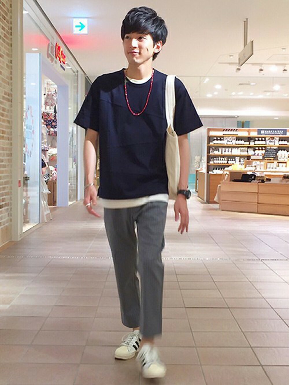 ブルー系のTシャツ/カットソー、グレー系のその他パンツ、ホワイト系のトートバッグを着用したメンズの秋コーディネートの1枚目の写真