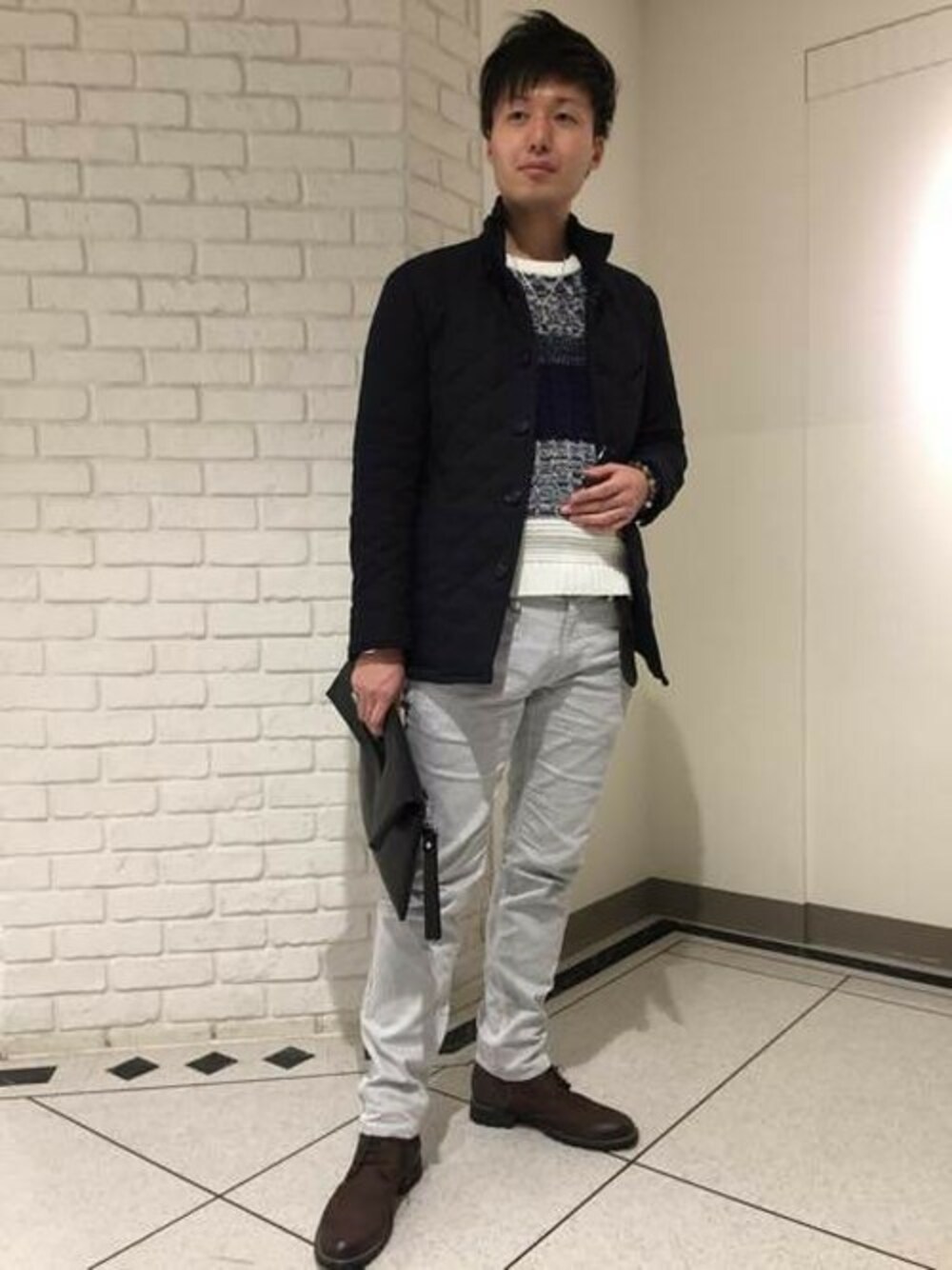「クラッチバック、中綿ジャケット、ホワイトコーデ、撥水加工、ビジネスカジュアル、ブーツスタイル、NICOLE CLUB FOR MEN、ニコルクラブフォーメン、デニムパンツスタイル、イタリアンカラージャケット」｜「NICOLE CLUB FOR MENの【先行予約販売】イタリアンカラーキルティングブルゾン（ブルゾン、ブラック系）」を使った、TAKAHASHIさん（メンズ・172cm）の秋コーディネートの1枚目の写真