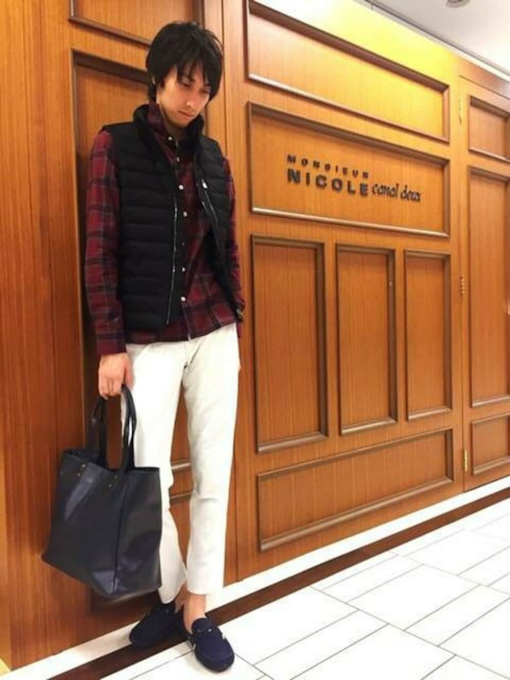 「チェックシャツ、ダウンベスト、バック、デニムパンツ、ワインレッド、ホワイトデニム、ドライビングシューズ、モカシンシューズ」｜「MONSIEUR NICOLEのウールダウンベスト（ダウンベスト、ブラック系）」を使った、TAKAHASHIさん（メンズ・178cm）の秋コーディネートの1枚目の写真