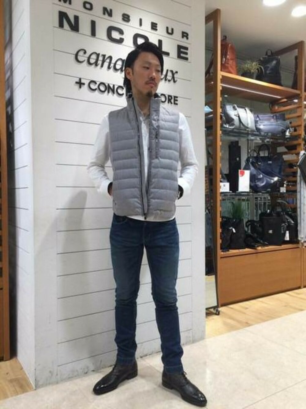 「デニム、ダウンベスト、きれいめカジュアル、ホワイトコーデ、シンプルコーデ、ホワイトシャツ、ダウンベストスタイル」｜「MONSIEUR NICOLEのウールダウンベスト（ダウンベスト、グレー系）」を使った、TAKAHASHIさん（メンズ・180cm）の秋コーディネートの1枚目の写真