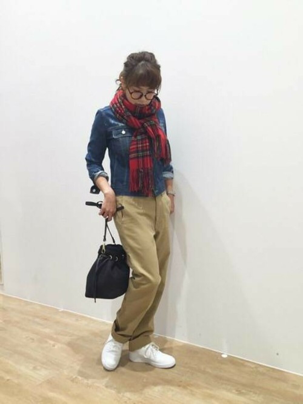 「チェック、デニム、チノパン、スニーカーコーデ、Gジャン、チェックマフラー、デニムスタイル、パンツスタイル、ベージュコーデ、巾着バック」｜「Grand PARKの【ZOZO初登場】デニムGジャン（デニムジャケット、ブルー系）」を使った、TAKAHASHIさん（レディース・160cm）の秋コーディネートの1枚目の写真