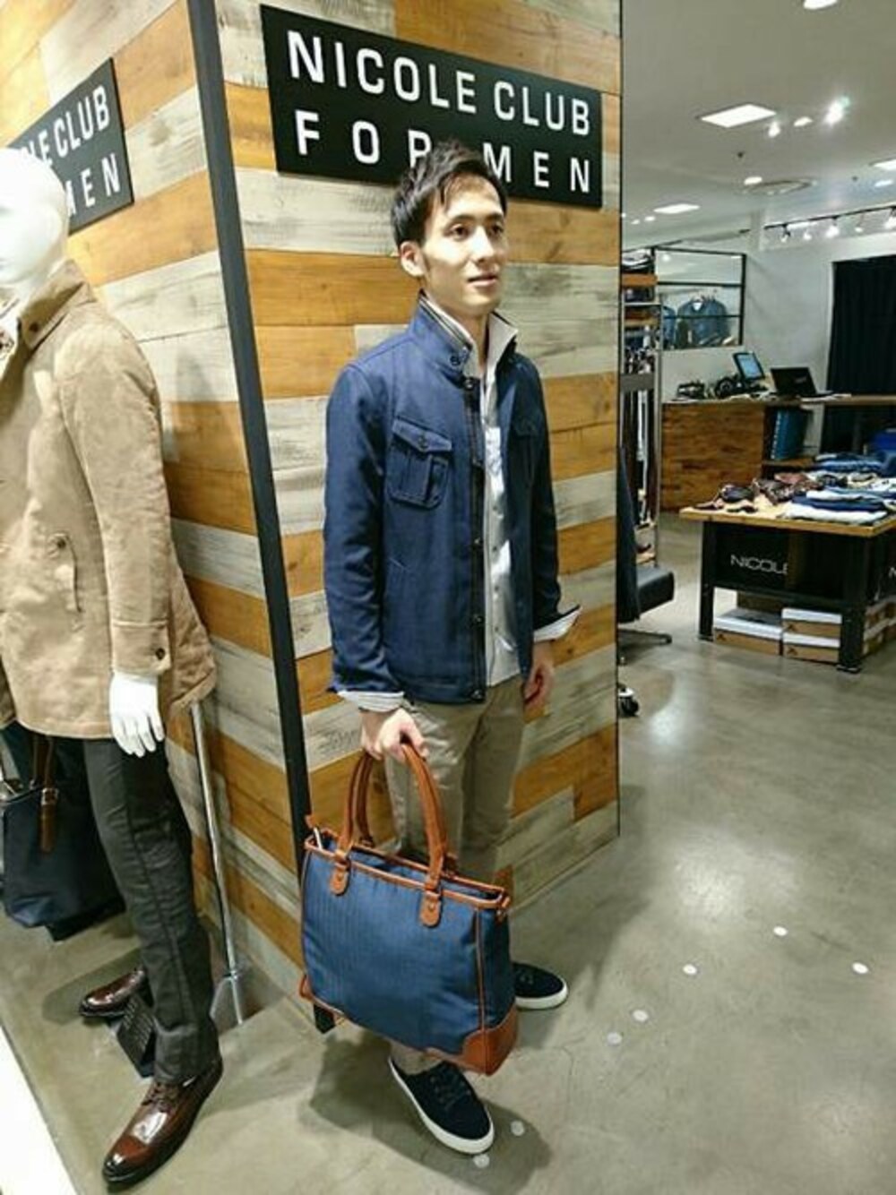 「ブルゾン、トートバッグ、チノパン、ネイビー、ミリタリージャケット、デニムパンツ、M-65、スタンドカラー、スタンドカラージャケット、ストレッチ素材」｜「NICOLE CLUB FOR MENの『 MEN'S NON-NO 10月号掲載 』 M-65ミリタリージャケット（ミリタリージャケット、ブルー系）」を使った、TAKAHASHIさん（メンズ・172cm）の秋コーディネートの1枚目の写真