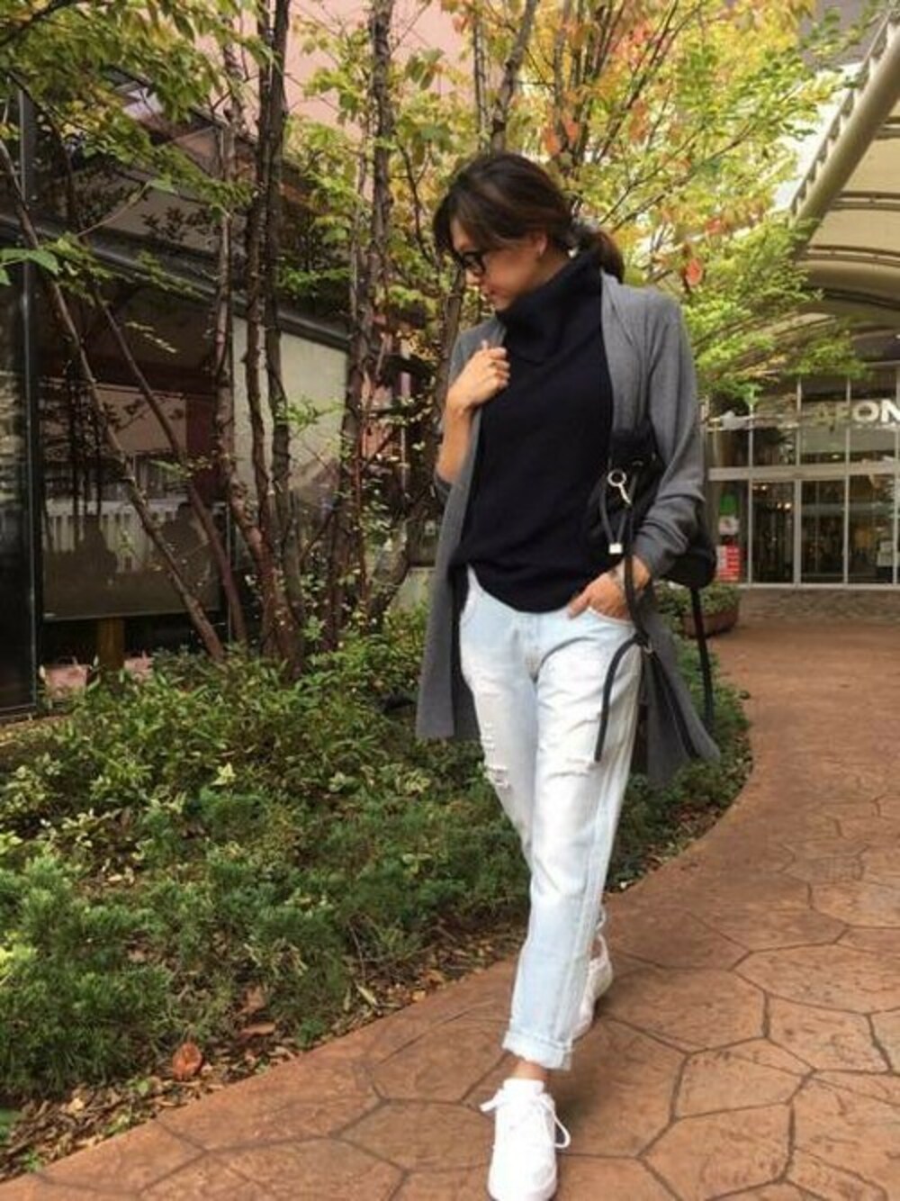 「カーディガン、ホワイトデニム、ロングカーディガン、デニムスタイル、ニットジレ、クラッシュデニム、羽織り、ジレスタイル」｜「Grand PARKの【ZOZO初登場】タートルニットベスト（ベスト、ブルー系）」を使った、TAKAHASHIさん（レディース・160cm）の秋コーディネートの1枚目の写真
