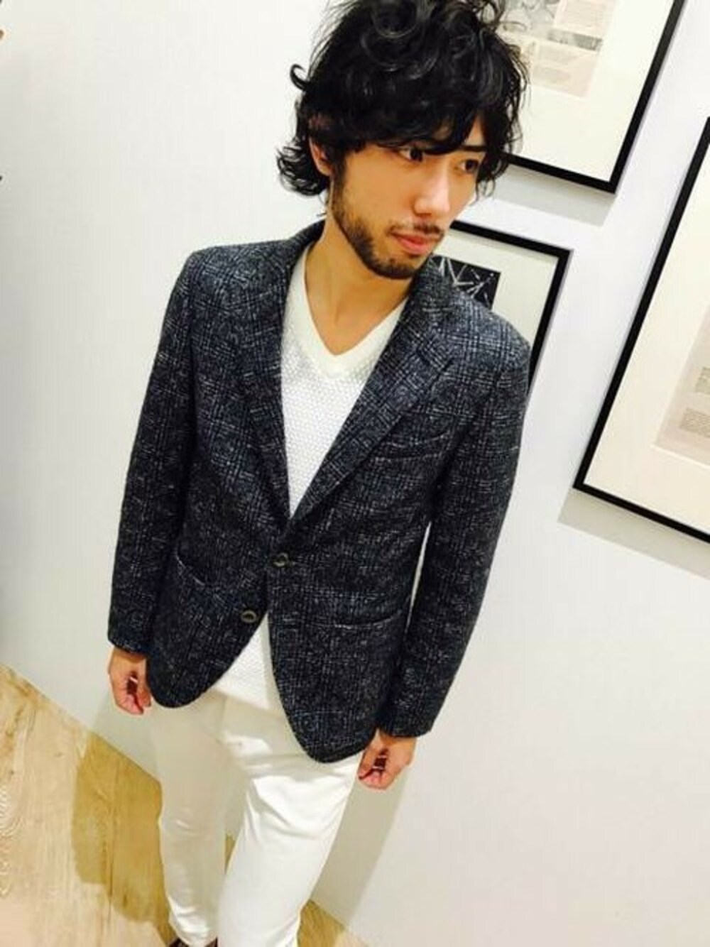 「ジャケット、テーラードジャケット、Vネック、ウールジャケット、グレンチェック、ホワイトパンツ、ホワイトコーデ、ジャケットスタイル、ジャケット　デニム、VネックTシャツ」｜「MONSIEUR NICOLEのウールテーラードジャケット（テーラードジャケット、グレー系）」を使った、TAKAHASHIさん（メンズ・172cm）の秋コーディネートの1枚目の写真