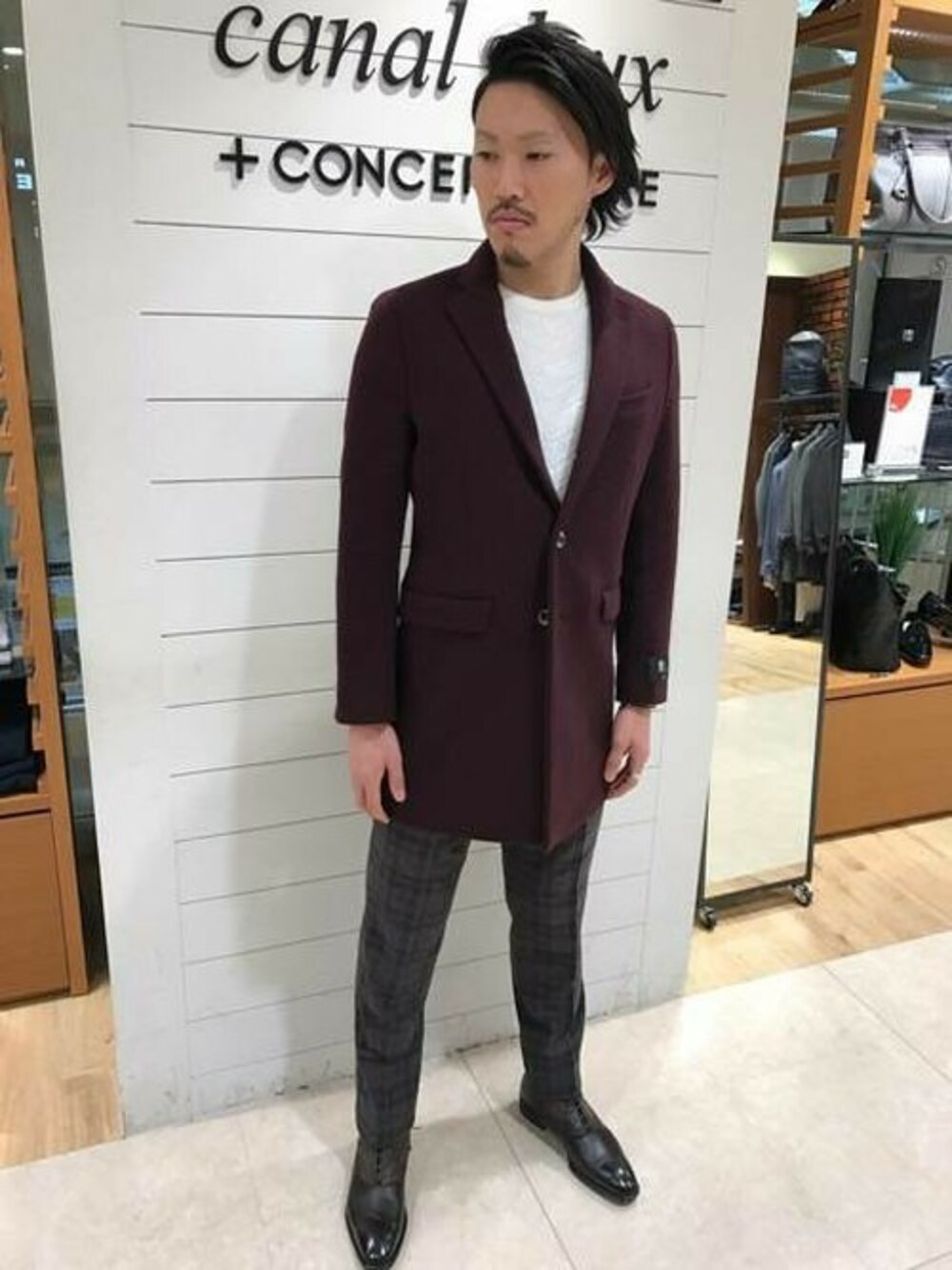 「チェスターコート、クルーネックニット、ボルドー、チェスター、クルーネック」｜「MONSIEUR NICOLEの『LEON12月号掲載』【Milior】　チェスターコート（チェスターコート、レッド系）」を使った、TAKAHASHIさん（メンズ・172cm）の秋コーディネートの1枚目の写真
