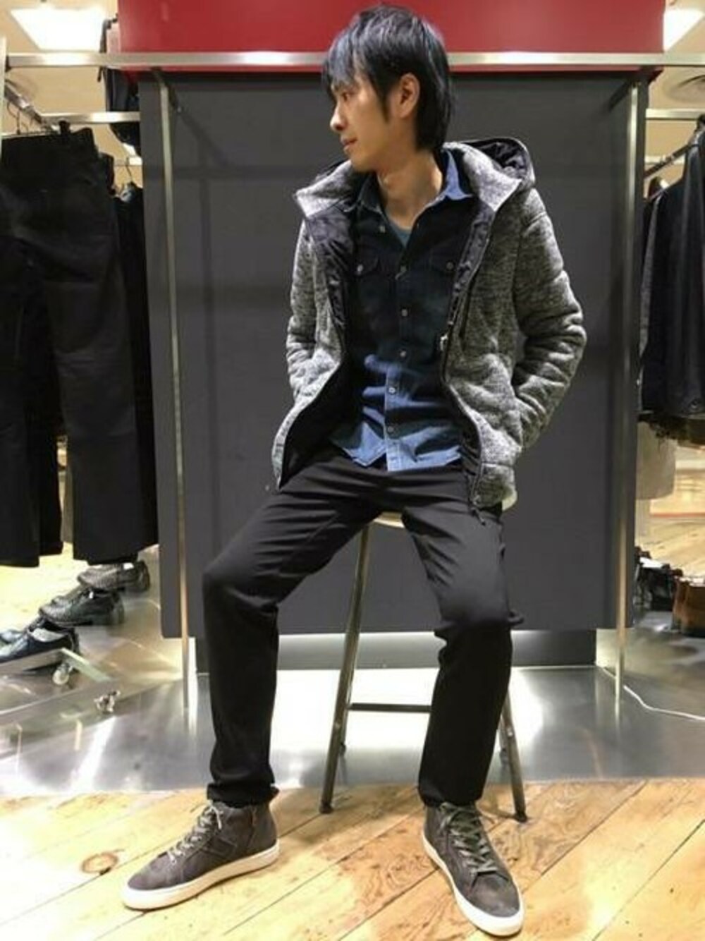「ブルゾン、デニムシャツ、フリース、ダンガリーシャツ、フード、フードブルゾン、イージーパンツ、リラックスパンツ」｜「NICOLE CLUB FOR MENの中綿入りフリースブルゾン（ブルゾン、グレー系）」を使った、TAKAHASHIさん（メンズ・172cm）の秋コーディネートの1枚目の写真