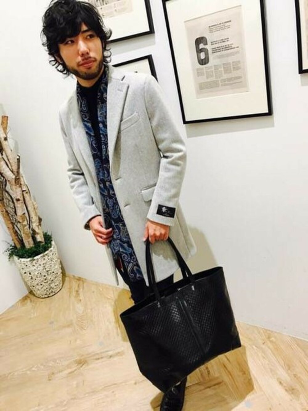 「トートバッグ、ストール、チェスターコート、ペイズリー柄、コラボ、ハイネックニット、グレーコーデ」｜「MONSIEUR NICOLEの『LEON12月号掲載』【Milior】　チェスターコート（チェスターコート、グレー系）」を使った、TAKAHASHIさん（メンズ・172cm）の秋コーディネートの1枚目の写真