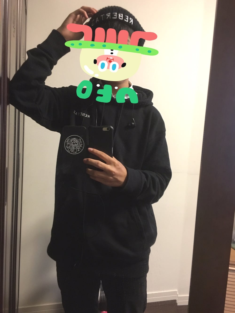 「REBERTAS、はるコーデ」｜「REBERTASのアイテム（パーカー、ブラック系）」を使った、たくみんさん（メンズ・165cm）の春コーディネートの1枚目の写真