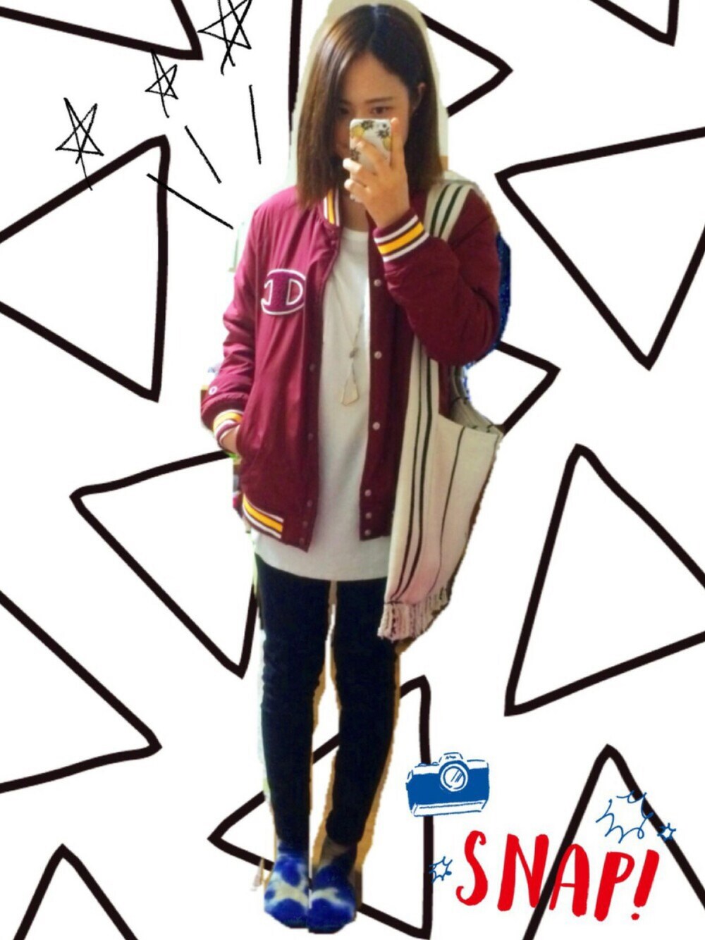 レッド系のブルゾン、ホワイト系のTシャツ/カットソー、ホワイト系のバッグを着用したレディースの冬コーディネートの1枚目の写真