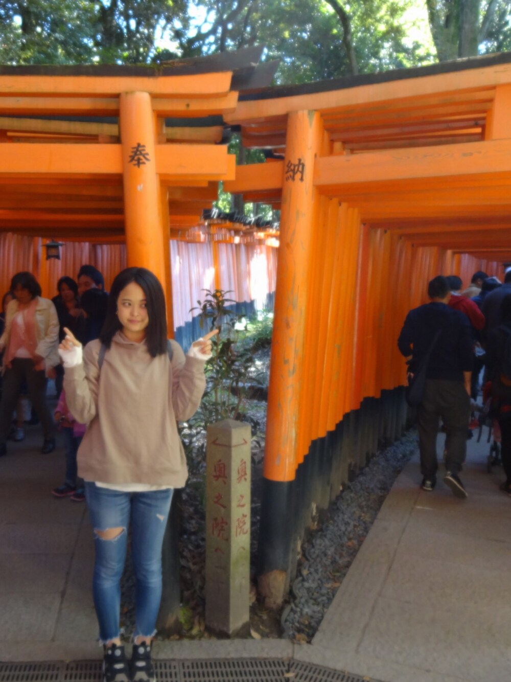 「TRIP、kyoto、オトナカジュアル、denim、パーカー好き、ラフ、レイヤードスタイル」｜「Fjallraven KankenのFJALLRAVEN(フェールラーベン) / kanken（バックパック/リュック、グレー系）」を使った、sakiminさん（レディース・167cm）の秋コーディネートの1枚目の写真