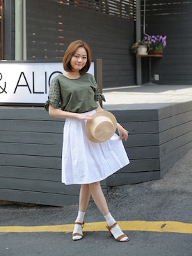 「カーキ×ホワイト」｜「アイテム（サンダル）」を使った、netstarさん（レディース・167cm）の夏コーディネート