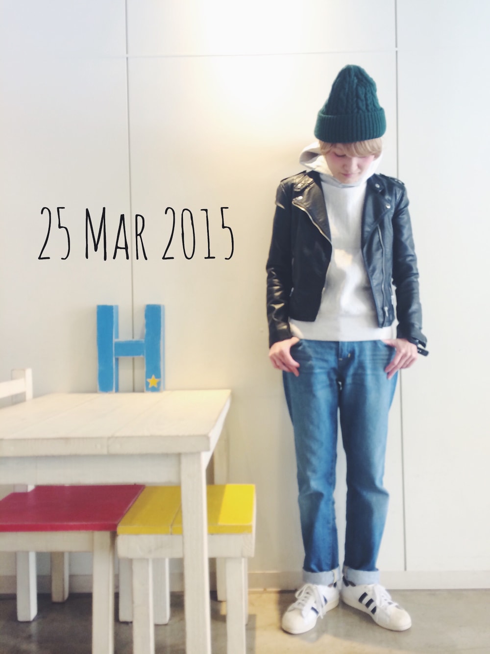 ベージュ系のパーカーを着用したレディースの春コーディネートの1枚目の写真