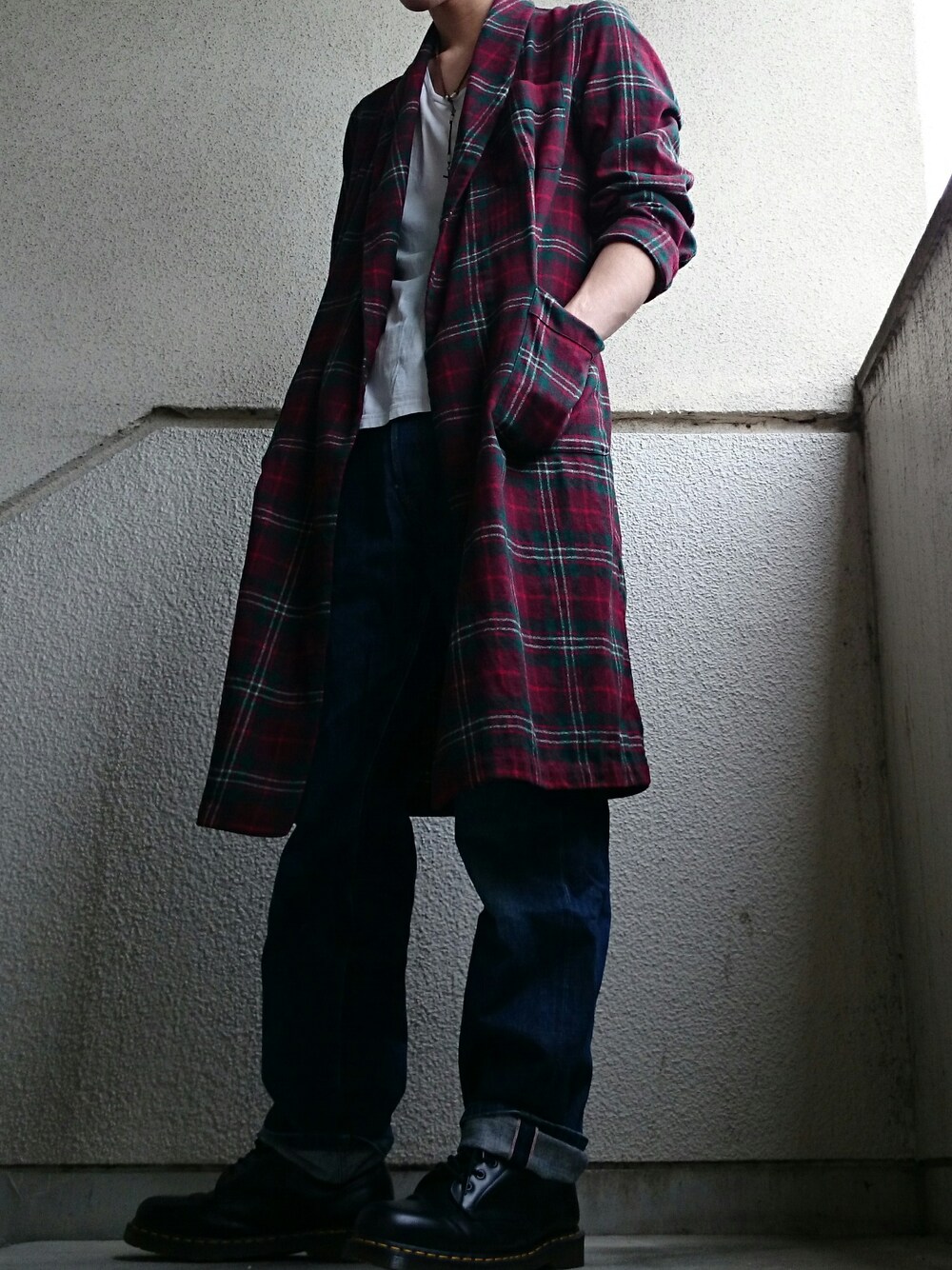 ブルー系のパンツ、ブルー系のトップス、レッド系のジャケット/アウターを着用したメンズの秋コーディネートの1枚目の写真