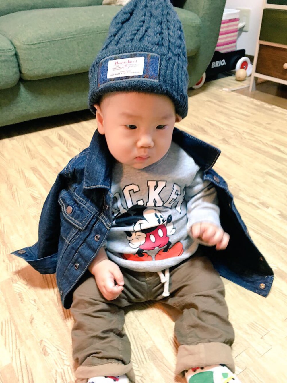 ブルー系のデニムジャケット、ブラウン系のカーゴパンツ、グレー系のTシャツ/カットソーを着用したキッズの冬コーディネートの1枚目の写真