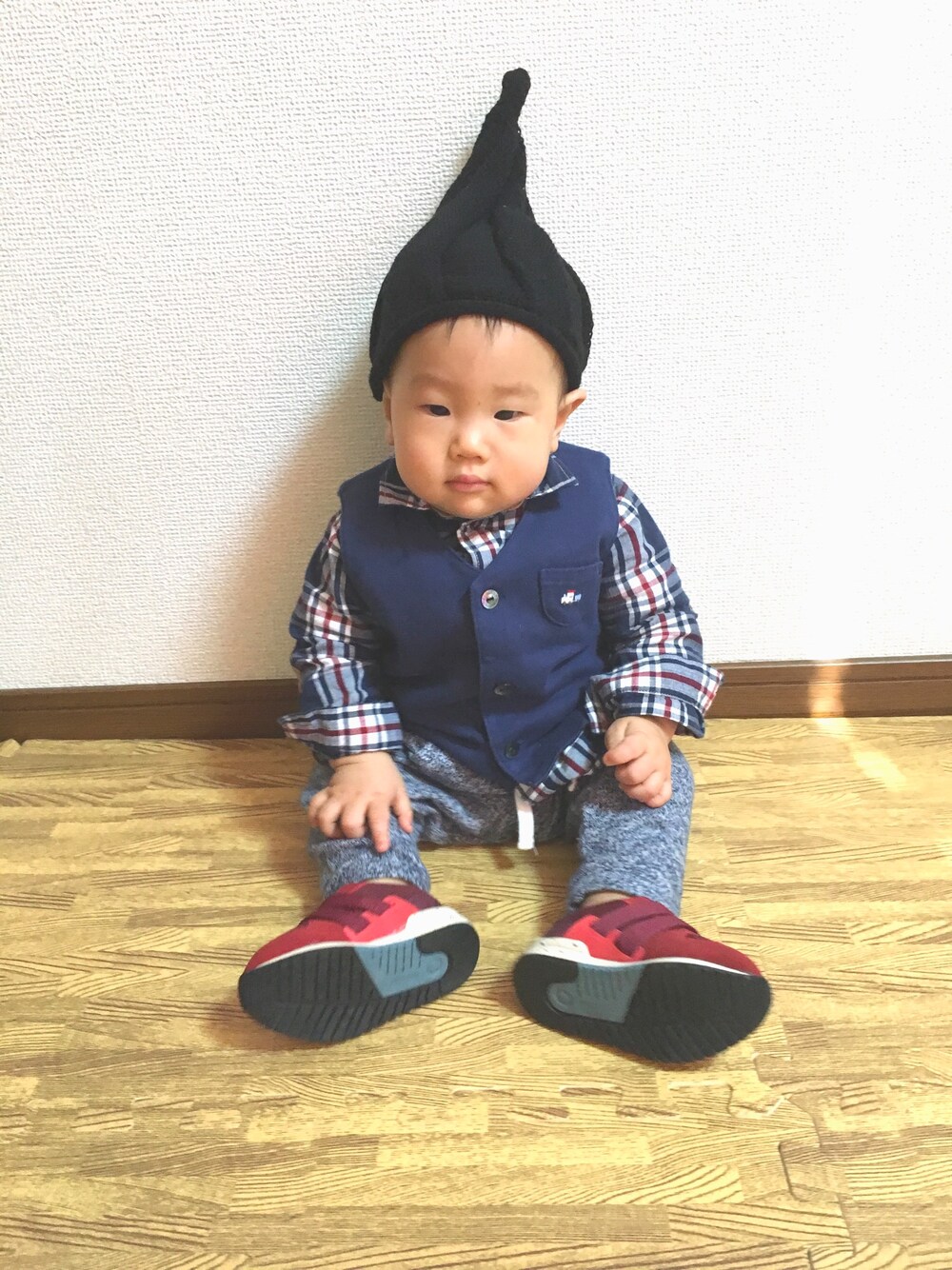 ブルー系のベスト、ブルー系のシャツ/ブラウス、グレー系のその他パンツを着用したキッズの冬コーディネートの1枚目の写真