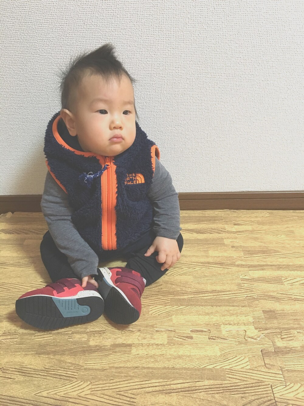 グレー系のTシャツ/カットソー、その他のベスト、ブルー系のパンツを着用したキッズの冬コーディネートの1枚目の写真