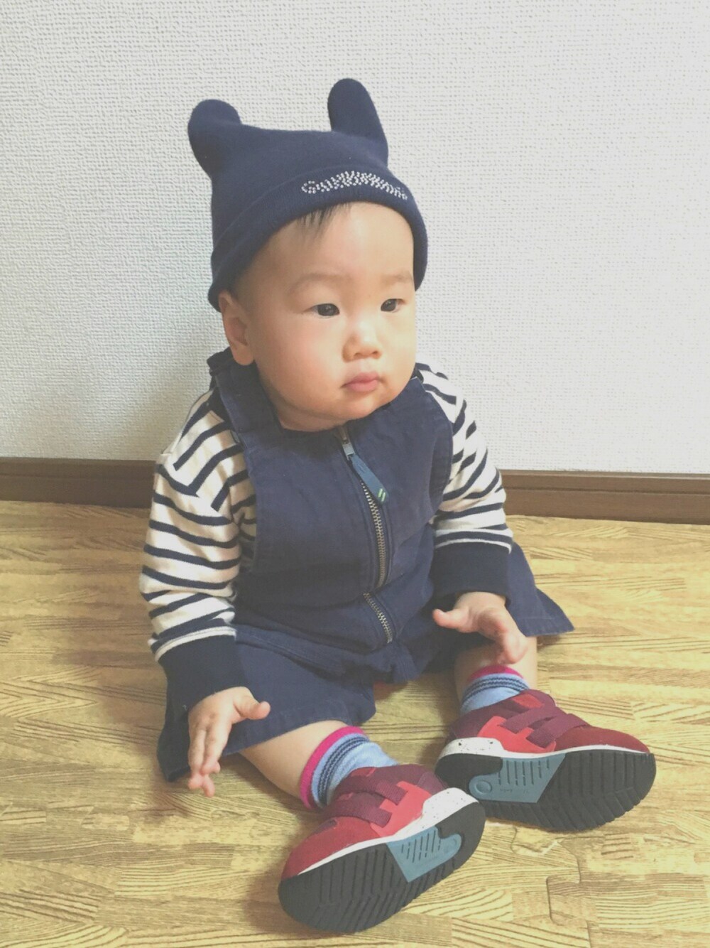 ホワイト系のTシャツ/カットソー、ブルー系のサロペット/オーバーオール、レッド系のスニーカーを着用したキッズの冬コーディネートの1枚目の写真