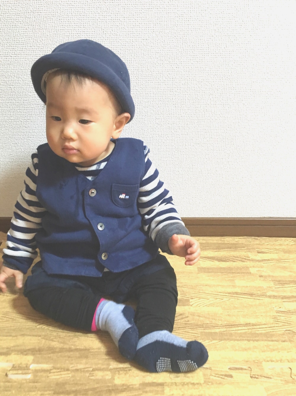 ブルー系のTシャツ/カットソー、ブルー系のベスト、ブルー系のパンツを着用したキッズの冬コーディネートの1枚目の写真