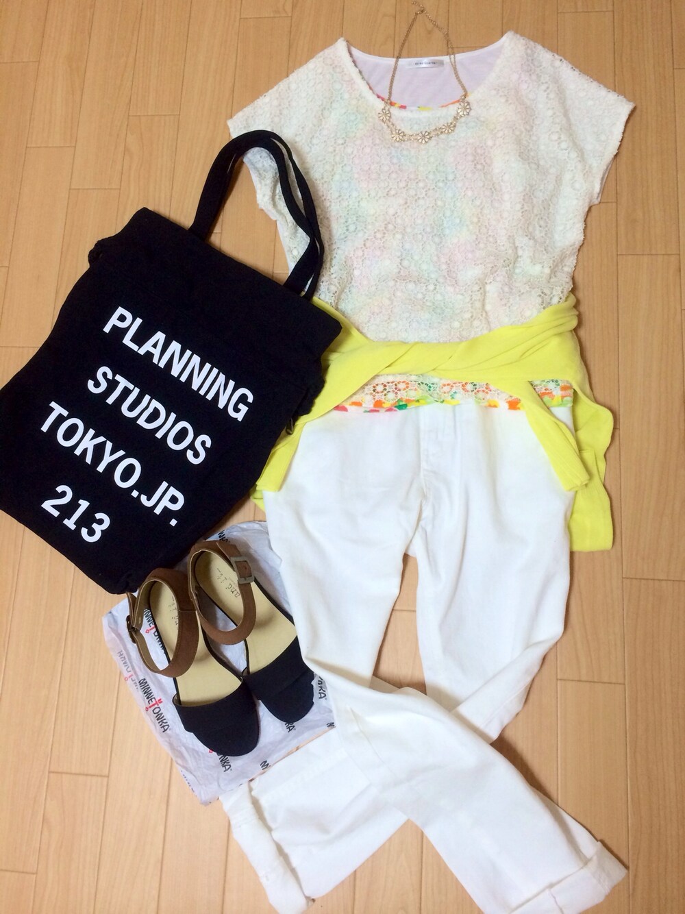 ブラック系のサンダル、ブラック系のトートバッグを着用したレディースの春コーディネートの1枚目の写真