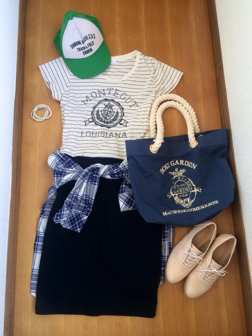 ブラック系のスカート、ホワイト系のその他シューズ、ブルー系のシャツ/ブラウスを着用したレディースの春コーディネートの1枚目の写真