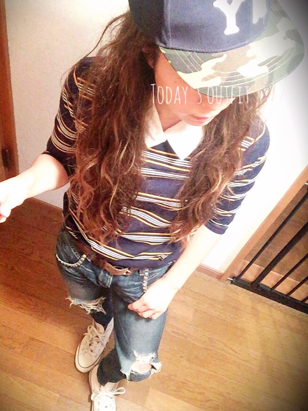 ブルー系のポロシャツ、ブルー系のデニムパンツ、ホワイト系のスニーカーを着用したレディースの春コーディネートの1枚目の写真