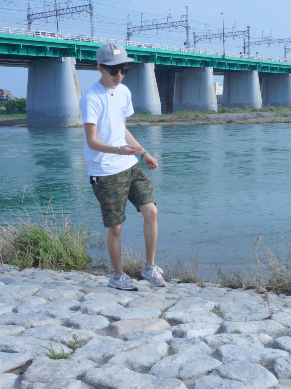 「川、SATURDAYS SURF NYC、supreme」｜「Saturdays NYCのアイテム（Tシャツ/カットソー、ホワイト系）」を使った、TAKUMIさん（メンズ・171cm）の夏コーディネートの1枚目の写真