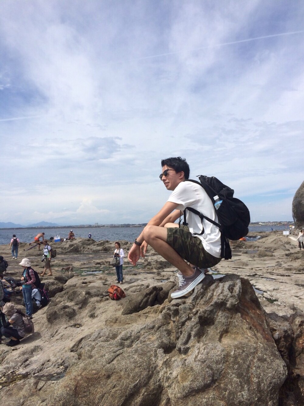 ホワイト系のTシャツ/カットソー、グリーン系のその他パンツ、グレー系のスニーカーを着用したメンズの夏コーディネートの1枚目の写真