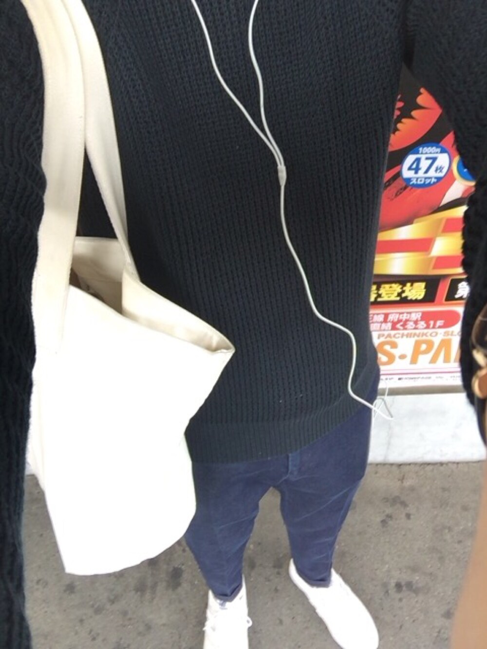 「暑い、ニット、おろしたて」｜「INCOTEXのアイテム（デニムパンツ、ブルー系）」を使った、TAKUMIさん（メンズ・169cm）の春コーディネートの1枚目の写真