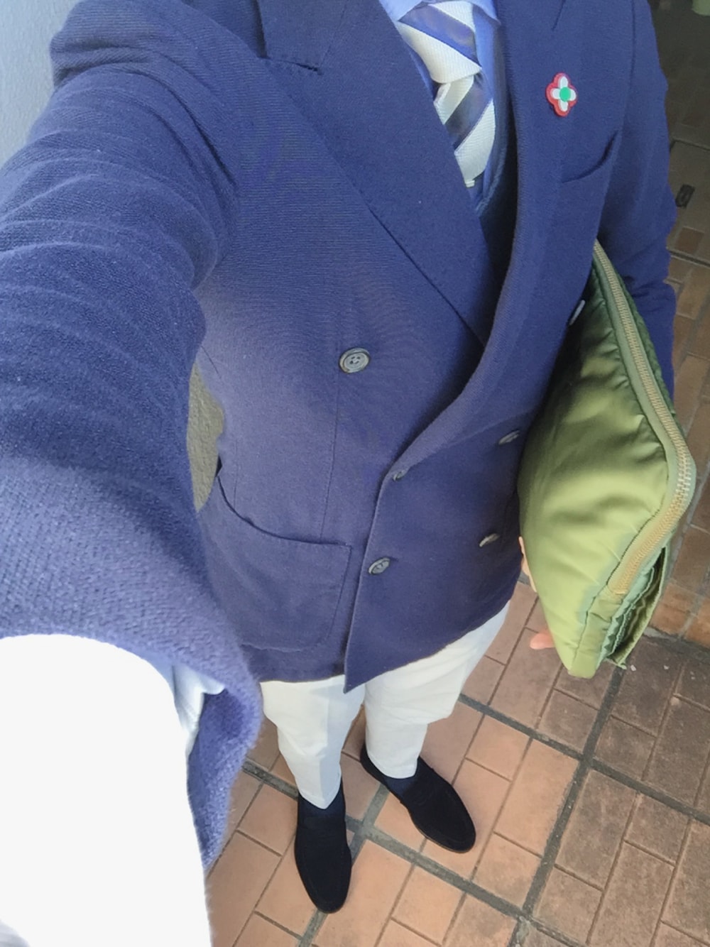 「眠い、ダブルジャケット、白パンツ」｜「LARDINIの【LARDINI / ホップサック ダブルブレスト】（テーラードジャケット、ブルー系）」を使った、TAKUMIさん（メンズ・169cm）の春コーディネートの1枚目の写真