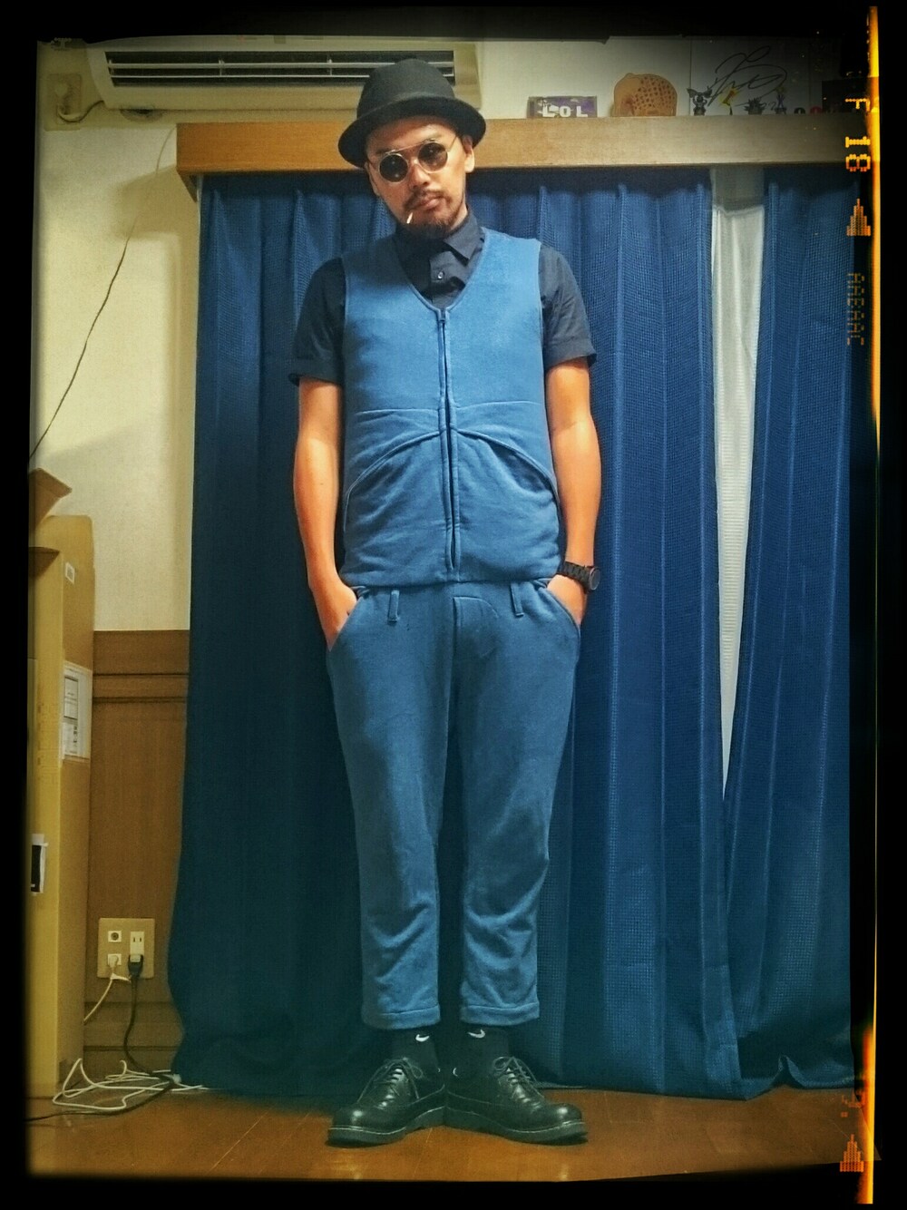 ブルー系のつなぎ/オールインワン、ブラック系のトップス、ブラック系のその他シューズを着用したメンズの夏コーディネートの1枚目の写真