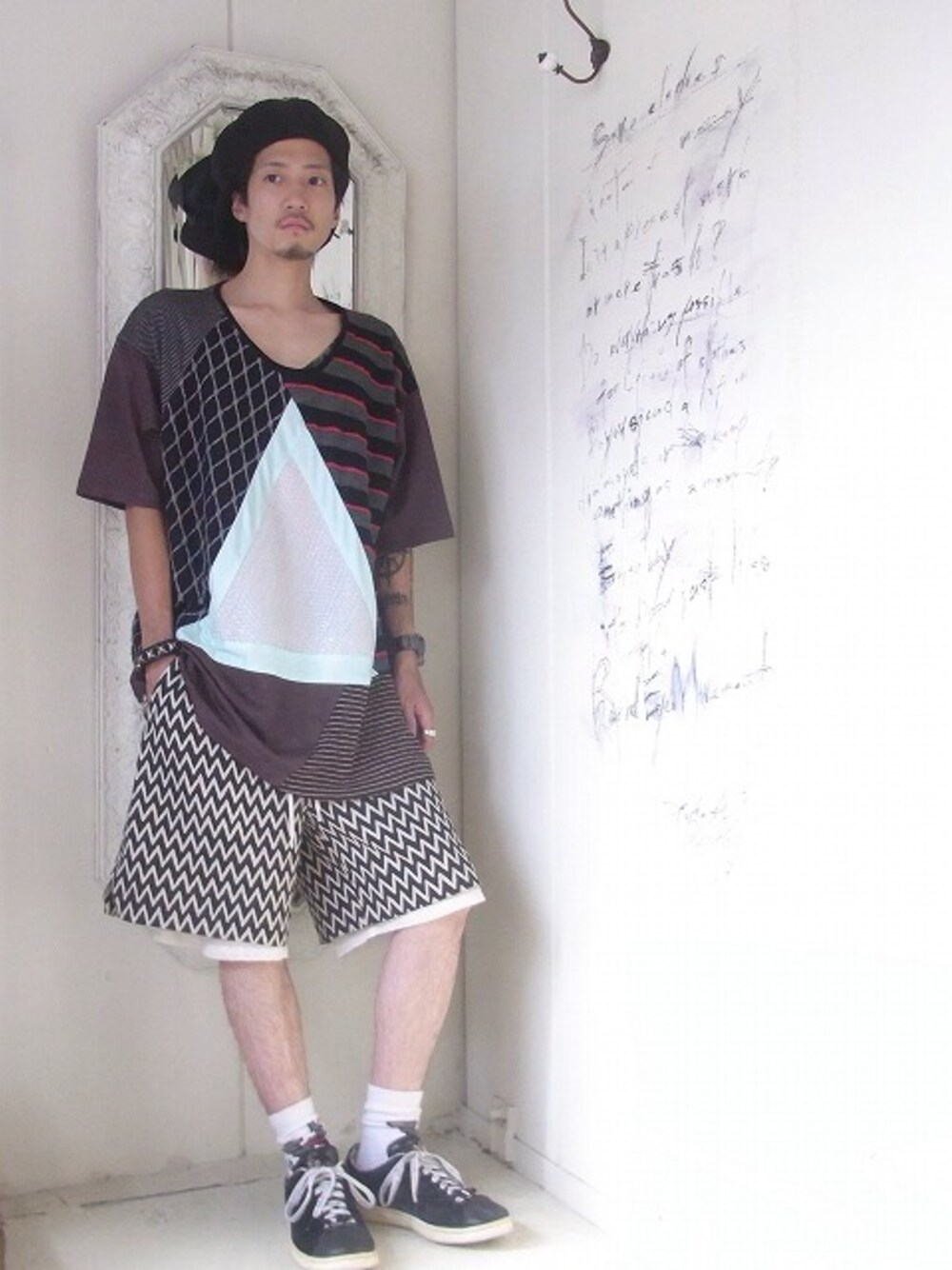 「MACARONIC、KROFUNE、膝上ショーツ、YEAH RIGHT‼︎」｜「MACARONICの切り替え三角Tee（Tシャツ/カットソー、その他）」を使った、staffさん（メンズ・170cm）の夏コーディネートの1枚目の写真