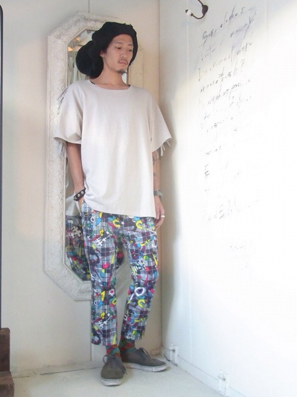 「MACARONIC、YEAH RIGHT‼︎、KROFUNE、ゾンビ、ayame、HUF」｜「YEAH RIGHT!!のfeathered tee（Tシャツ/カットソー、グレー系）」を使った、staffさん（メンズ・170cm）の秋コーディネートの1枚目の写真