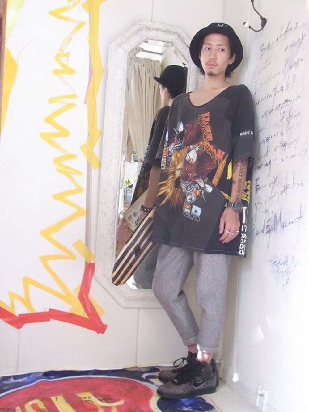 「スウェットパンツ、MACARONIC、hirosige sayoko、Design Complicity、NIKE、HUF、バケットハット」｜「hirosige sayokoのカットソー（Tシャツ/カットソー、ブラック系）」を使った、staffさん（メンズ・170cm）の秋コーディネートの1枚目の写真