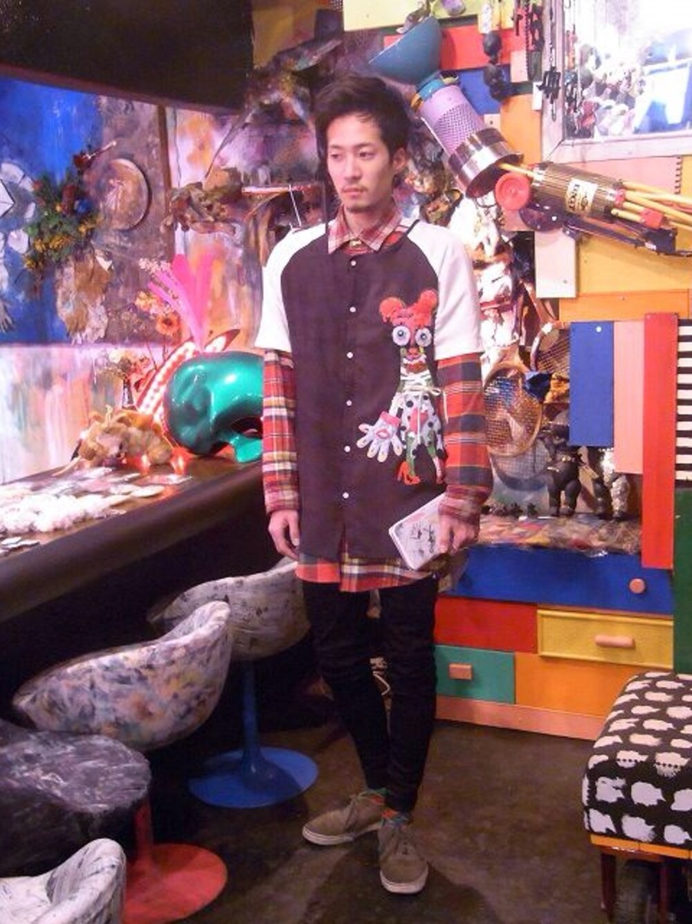 「MACARONIC、HEIHEI、CILANDSIA、101匹わんちゃん、ベースボールシャツ、ブラックスキニー」｜「HEIHEIのチェッククロスシャツ（シャツ/ブラウス、レッド系）」を使った、staffさん（メンズ・170cm）の冬コーディネートの1枚目の写真