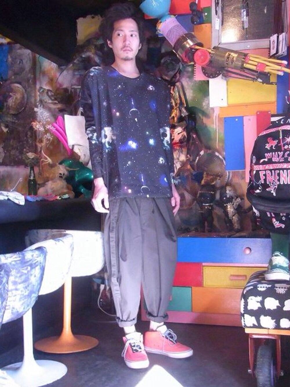 「MACARONIC、STOF、巻きパンツ、VANS、supreme、スニーカー」｜「STOFの最大と最小のプルオーバー（Tシャツ/カットソー、ブラック系）」を使った、staffさん（メンズ・170cm）の冬コーディネートの1枚目の写真