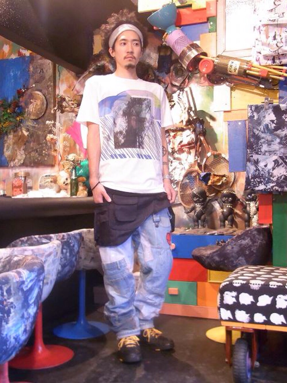「MACARONIC、bodysong.、HEIHEI、デニム、腰巻きスタイル」｜「bodysong.のアイテム（Tシャツ/カットソー、ホワイト系）」を使った、staffさん（メンズ・172cm）の夏コーディネートの1枚目の写真