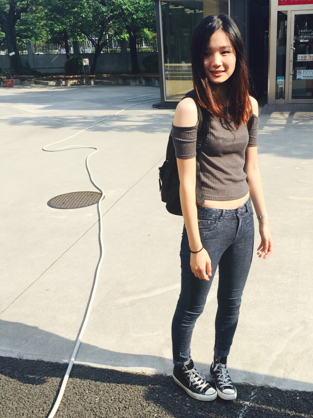 「TOPSHOP、FOREVER 21、jansport、converse」｜「FOREVER 21のアイテム（デニムパンツ、ブルー系）」を使った、Ceeさん（レディース・167cm）の夏コーディネートの1枚目の写真