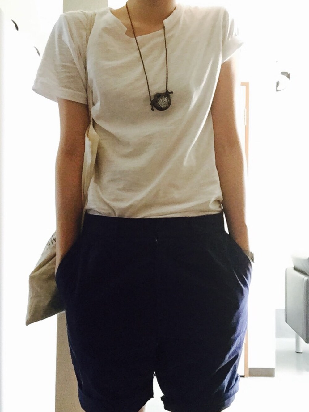 「ハーフパンツ、白Tシャツ」｜「無印良品のアイテム（トートバッグ、ホワイト系）」を使った、Ceeさん（レディース・167cm）の夏コーディネートの1枚目の写真
