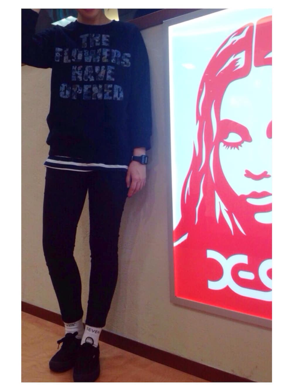 「x-girl、xgirl、ブラックコーデ、ブラックスキニー、スキニー、花柄、VANS、くつした、ボーダー、シンプル」｜「X-girlのBLOOMING SWEAT H/S TOP（Tシャツ/カットソー、ブラック系）」を使った、迫田美穂さん（レディース・157cm）の春コーディネートの1枚目の写真