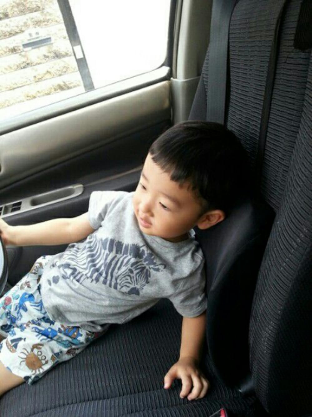 「今からお出かけ、男の子、2歳、オールドネイビー、パッツン前髪、夏男、ドライブ」｜「OLD NAVYのアイテム（Tシャツ/カットソー、グレー系）」を使った、youskさん（キッズ・90cm）の夏コーディネートの1枚目の写真