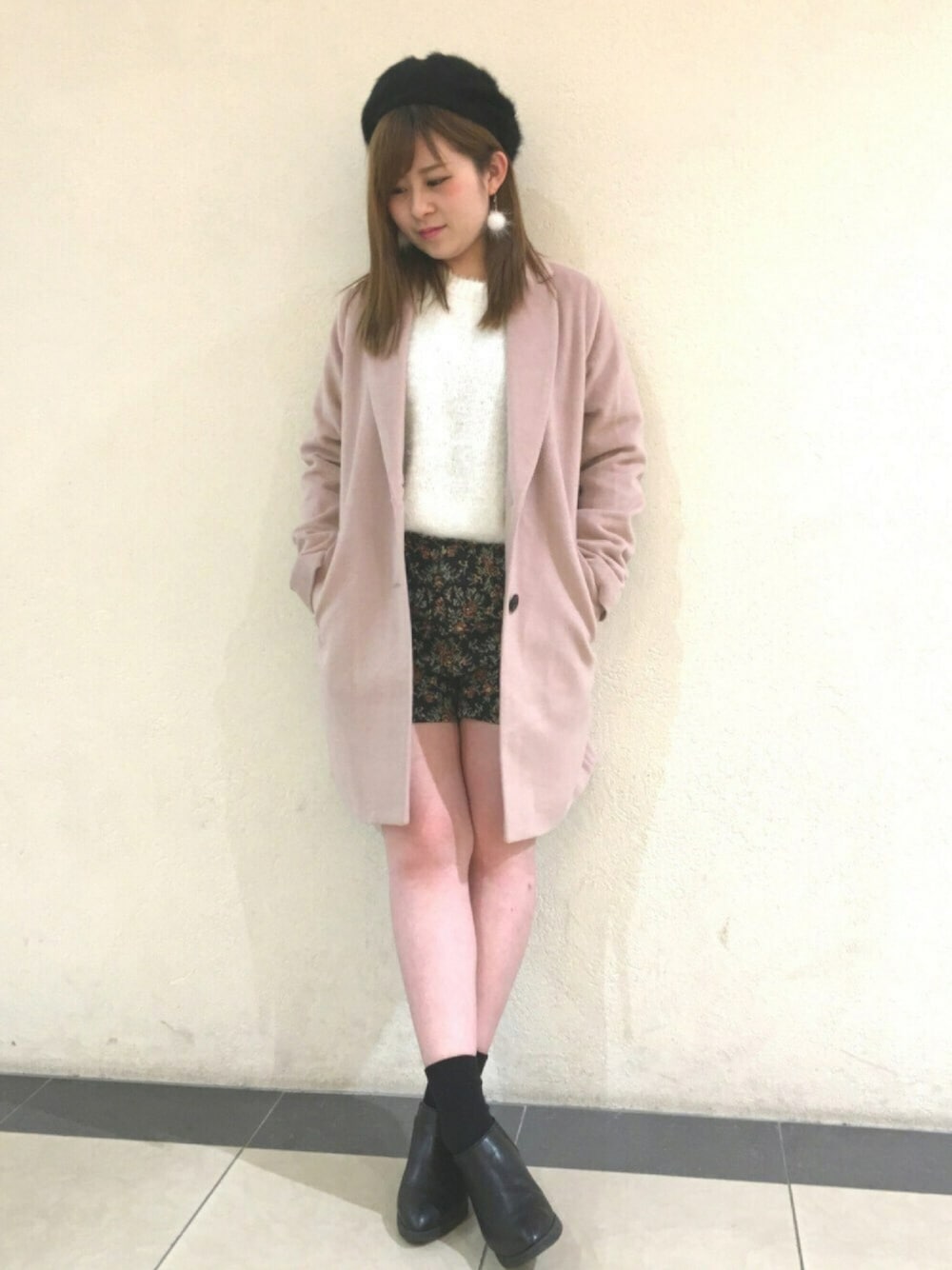 「秋冬コーデ、fashion、冬、チェスターコート、ピンク、シンプルコーデ、ベレー帽、アズノゥアズピンキー、AS KNOW AS PINKY、アウター」｜「ASZAKKAのアイテム（ハンチング/ベレー帽、ブラック系）」を使った、Rioさん（レディース・157cm）の秋コーディネートの1枚目の写真