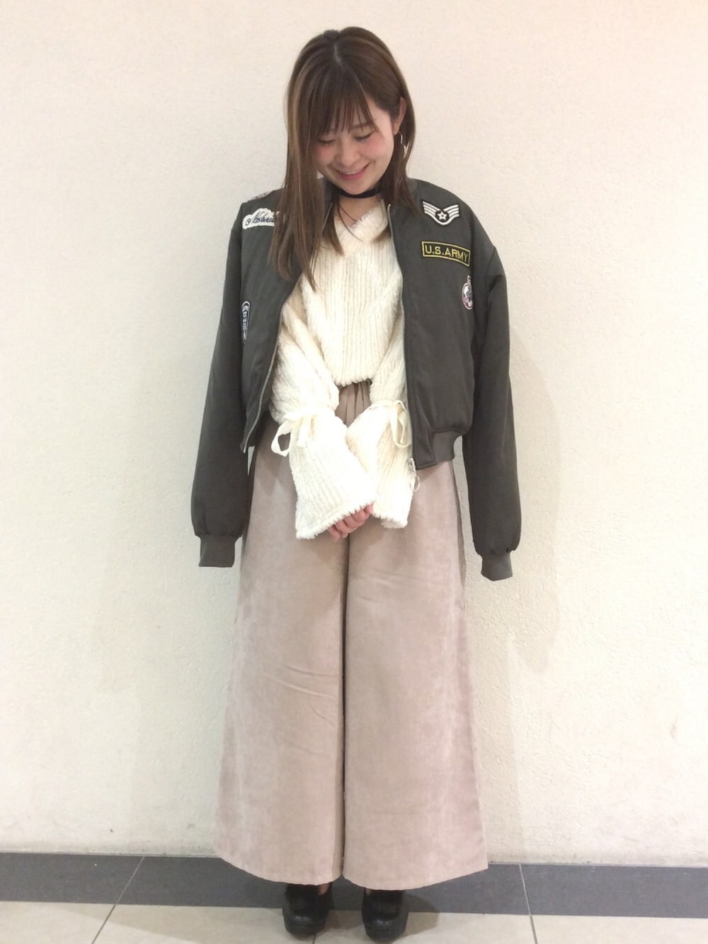 「大人カジュアル、パンツスタイル、冬のコーデ、ゆるコーデ、MA-1、ワイドパンツ、AS KNOW AS PINKY、アズノゥアズピンキー」｜「AS KNOW AS PINKYのアイテム（ブルゾン、グリーン系）」を使った、Rioさん（レディース・157cm）の冬コーディネートの1枚目の写真