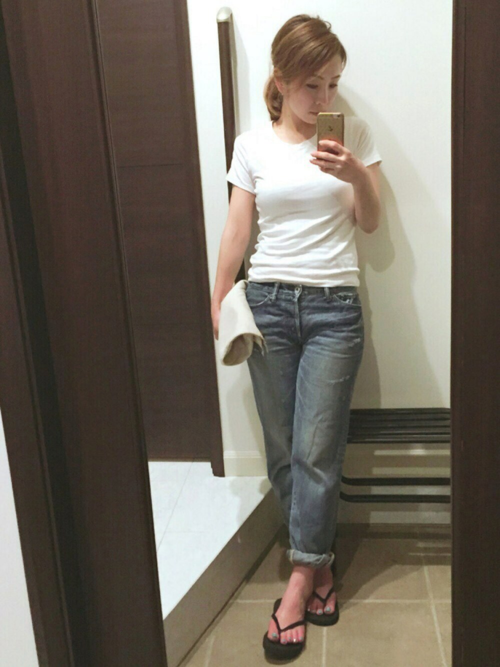 ホワイト系のTシャツ/カットソー、ホワイト系のバッグ、ブラック系のサンダルを着用したレディースの夏コーディネートの1枚目の写真