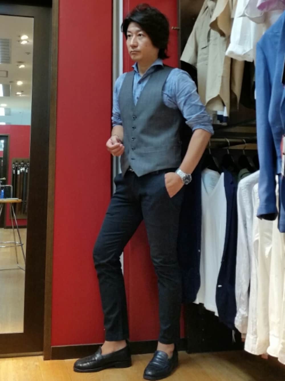 「夏コーデ、ジレスタイル、ﾌﾞﾗｯｸﾊﾟﾝﾂ、麻混シャツ、大人カジュアル、きれいめコーディネート、メンズビギ(MEN'S BIGI)、ローファー、ベスト×シャツ、ベストスタイル」｜「MEN'S BIGIのストレッチテーパードパンツ/JAPAN MADE（その他パンツ、ブラック系）」を使った、nishiさん（メンズ・176cm）の夏コーディネートの1枚目の写真