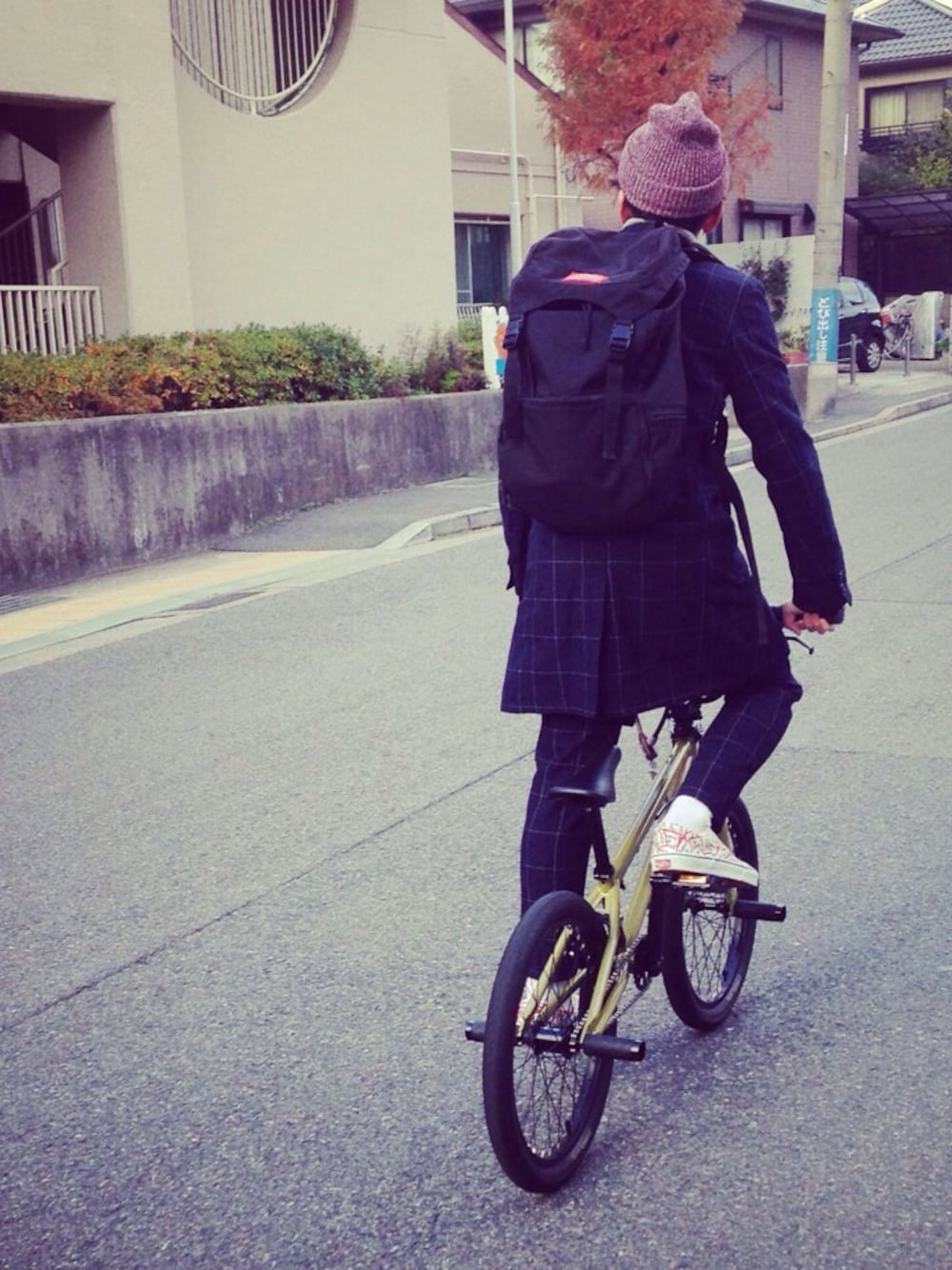 「SUPERTHANKS、ストリートMIX、VANS」｜「SUPERTHANKSのCoat（ステンカラーコート、ブルー系）」を使った、高橋 柊さん（メンズ・172cm）の夏コーディネートの1枚目の写真