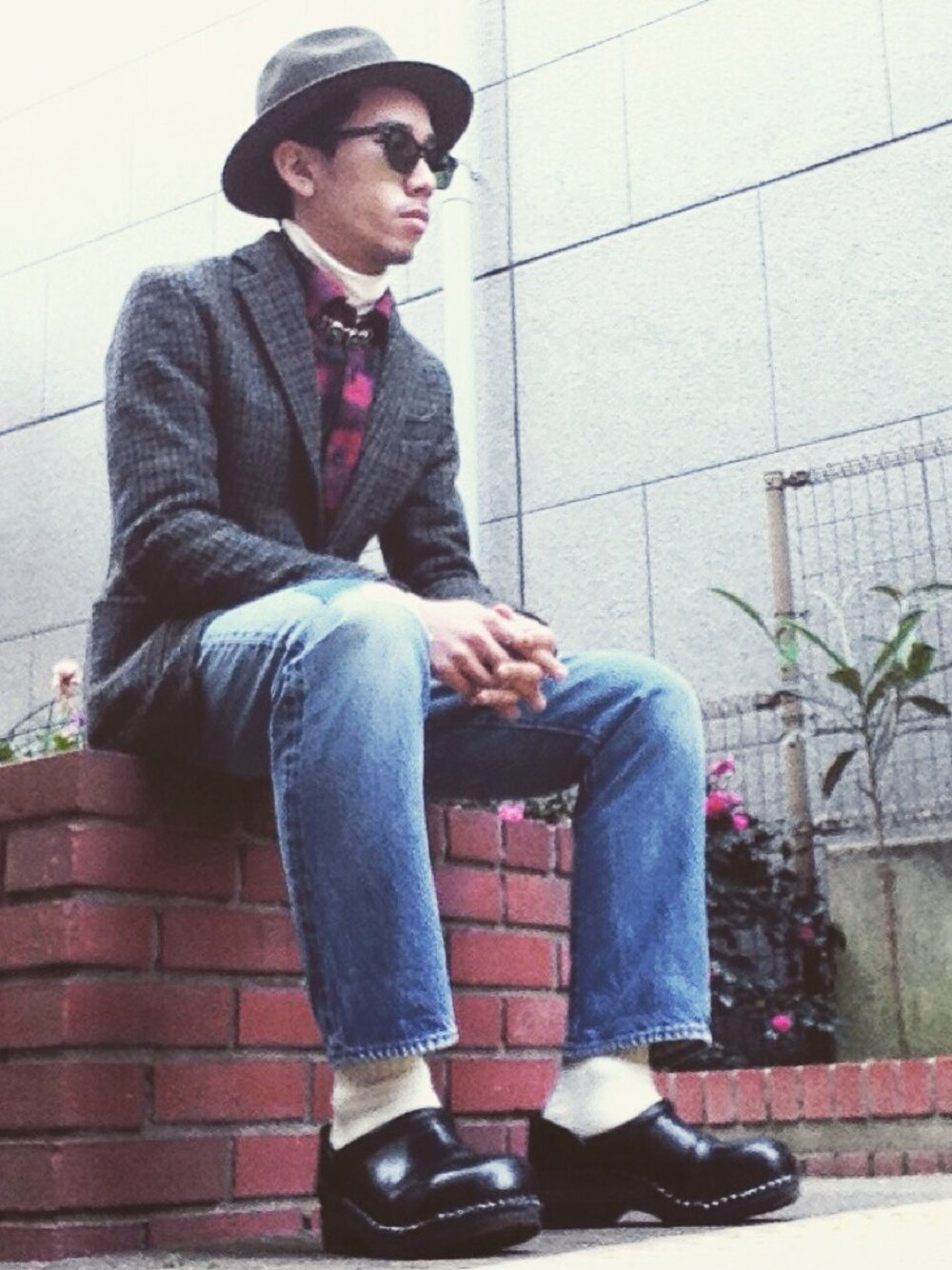 その他のテーラードジャケット、レッド系のシャツ/ブラウスを着用したメンズの冬コーディネートの1枚目の写真